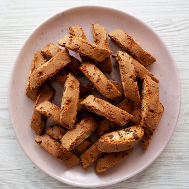 Tabakta çikolata parçacıklı ev yapımı Cantuccini Kurabiyeleri. Yakın plan..
