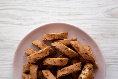 Tabakta çikolata parçacıklı ev yapımı Cantuccini Kurabiyeleri. Boşluğu kopyala.