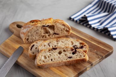 Tahtada Kalamata zeytinli ev yapımı ekmek, yan manzara..