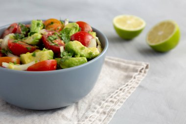 Ev yapımı Avokado ve Kase içinde Domates Salatası, yan manzara.