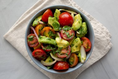 Ev yapımı Avokado ve Domates Salatası, en iyi manzara. Dümdüz, tepeden, yukarıdan.