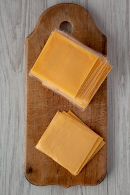 Sarı Çedar Amerikan Peyniri Tahta üzerinde Dilimler Üst Manzara.