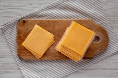 Sarı Çedar Amerikan Peyniri Tahta üzerinde Dilimler Üst Manzara.