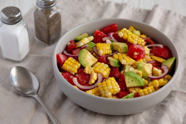 Sağlıklı Taze Mısır Salatası Bir kâse, yan görünüm.