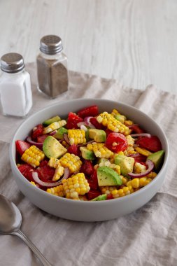 Bir kasede sağlıklı taze mısır salatası, yan görüş. Boşluğu kopyala.