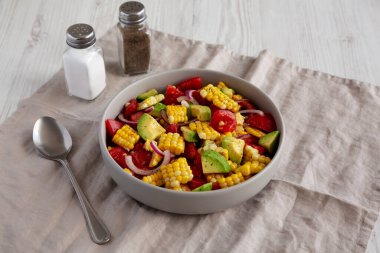 Sağlıklı Taze Mısır Salatası Bir kâse, yan görünüm.