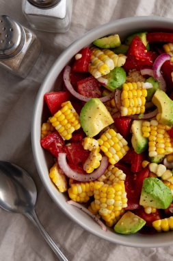 Sağlıklı Taze Mısır Salatası Bir kâse, üst manzara. Dümdüz, tepeden, yukarıdan. Yakın plan..