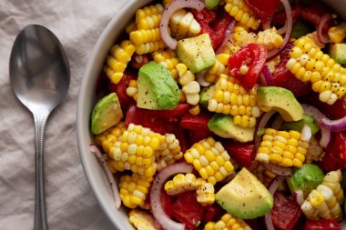 Sağlıklı Taze Mısır Salatası Bir kâse, üst manzara. Dümdüz, tepeden, yukarıdan. Yakın plan..