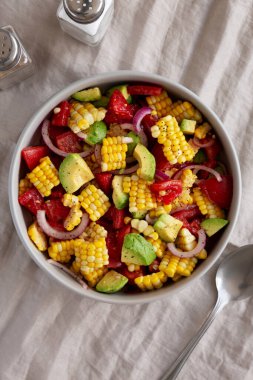 Sağlıklı Taze Mısır Salatası Bir kâse, üst manzara. Dümdüz, tepeden, yukarıdan. 