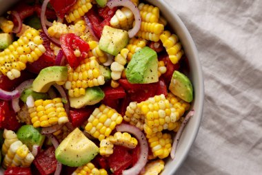 Sağlıklı Taze Mısır Salatası Bir kâse, üst manzara. Dümdüz, tepeden, yukarıdan. Yakın plan..