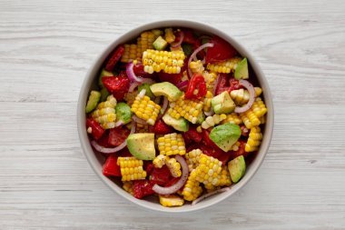 Sağlıklı Taze Mısır Salatası Bir kâse, üst manzara. Dümdüz, tepeden, yukarıdan. 