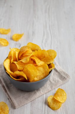 Pastırma aromalı patates cipsi, yan görüş. Boşluğu kopyala.