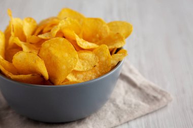 Pastırma aromalı patates cipsi, düşük açılı. Boşluğu kopyala.