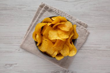 Pastırma aromalı patates cipsi, en güzel manzara. Dümdüz, tepeden, yukarıdan.