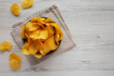 Pastırma aromalı patates cipsi, en güzel manzara. Dümdüz, tepeden, yukarıdan. Boşluğu kopyala.