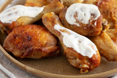 Alabama beyaz soslu ev yapımı tavuk budu ve tavuk budu.. 