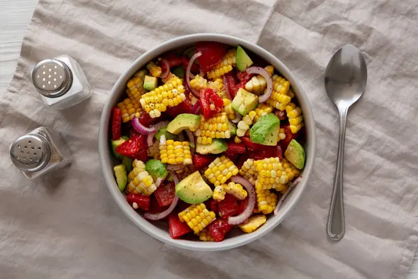 Sağlıklı Taze Mısır Salatası Bir kâse, üst manzara. Dümdüz, tepeden, yukarıdan. 