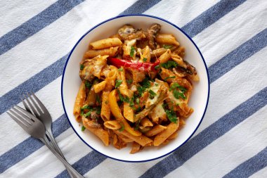Tabakta ev yapımı Fajita Pasta Pişirme, üst manzara. Dümdüz, tepeden, yukarıdan. 