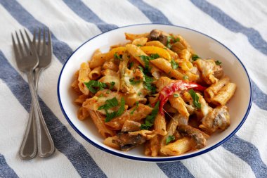 Tabakta ev yapımı Fajita Pasta Pişirme, yan görünüm.