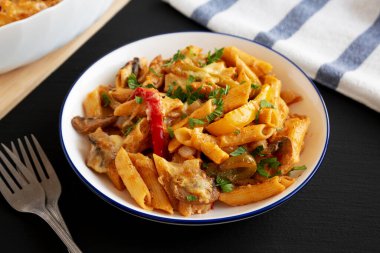 Tabakta ev yapımı Fajita Pasta Pişirme, yan görünüm.