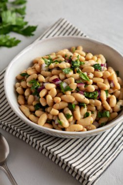 Ev yapımı beyaz fasulye salatası, sebzeli ve soğanlı.. 