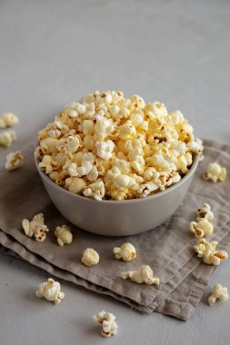 Ev yapımı tuzlu patlamış mısır, yan görünüm..