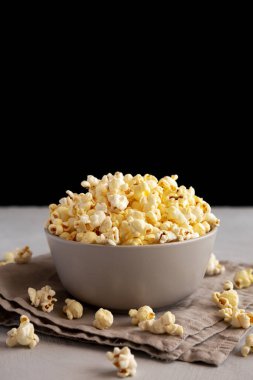 Ev yapımı tuzlu patlamış mısır, yan görünüm..