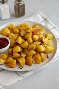 Tabakta ketçaplı ev yapımı fırın ve patates kızartması..