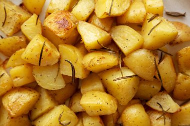 Tabakta ev yapımı fırın kızartması, en iyi manzara. Dümdüz, tepeden, yukarıdan.