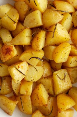 Tabakta ev yapımı fırın kızartması, en iyi manzara. Dümdüz, tepeden, yukarıdan.