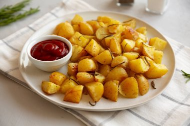 Tabakta ketçaplı ev yapımı fırın ve patates kızartması..