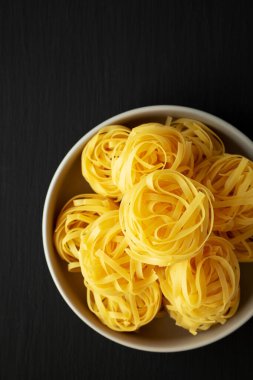 Çiğ Tagliatelle Makarnası Bir kâsede, üst manzara. 