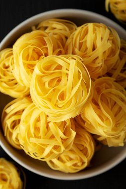 Çiğ Tagliatelle Makarnası Bir kâsede, üst manzara. 