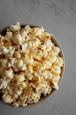 Ev yapımı Salty Popcorn in a Bowl, top view. Dümdüz, tepeden, yukarıdan. 