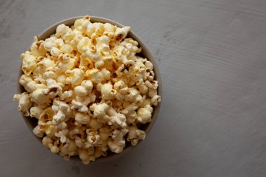 Ev yapımı Salty Popcorn in a Bowl, top view. Dümdüz, tepeden, yukarıdan. Boşluğu kopyala.