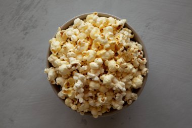 Ev yapımı Salty Popcorn in a Bowl, top view. Dümdüz, tepeden, yukarıdan.