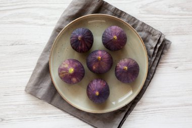 Tabakta çiğ organik incir, üst manzara. Dümdüz, tepeden, yukarıdan.