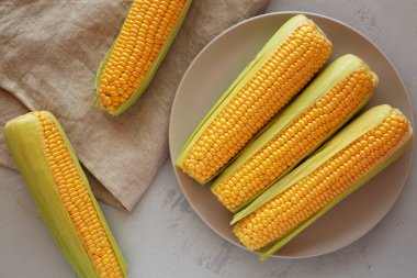 Taze Ham Sarı Mısır Koçanda Tatlı Mısır, üst manzara.