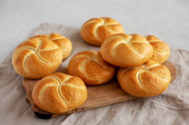 Tahta üzerinde ev yapımı Kaiser Rolls, yan görüş..