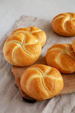 Tahta üzerinde ev yapımı Kaiser Rolls, yan görüş..