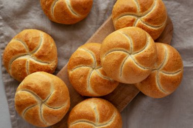 Tahta üzerinde ev yapımı Kaiser Rolls, üst manzara..