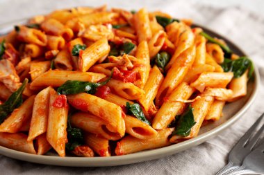 Tabakta ev yapımı ıspanak ve domates makarnası.. 