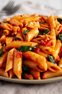 Tabakta ev yapımı ıspanak ve domates makarnası.. 