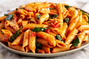 Tabakta ev yapımı ıspanak ve domates makarnası.. 