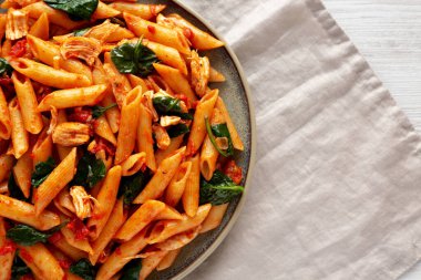 Tabakta ev yapımı ıspanak ve domates makarnası, üst manzara. Boşluğu kopyala.