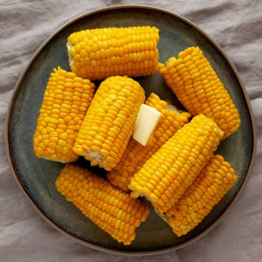 Ev yapımı organik buğulanmış sarı mısır, tereyağlı mısır, üst manzara..