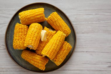Ev yapımı organik buğulanmış sarı mısır, tereyağlı mısır, üst manzara. Metin için boşluk.