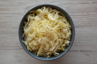 Ev yapımı Alman lahana turşusu, en iyi manzara. Düz uzanın, başınızın üstünde.