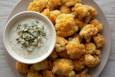 Mavi Peynir soslu ev yapımı Buffalo Karnabahar. Yakın plan..