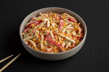 El yapımı Japon Kani Salatası. Yengeç saplı ve sebzeli.. 